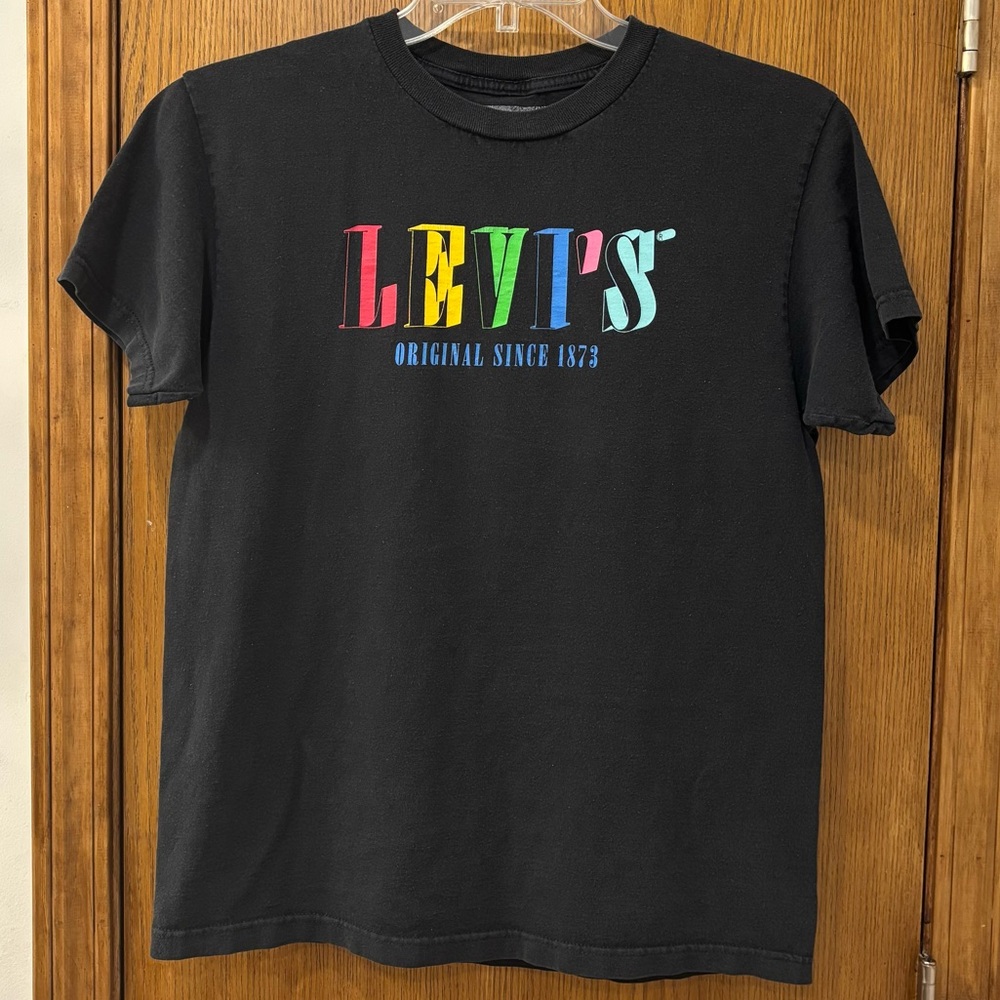 Classic black Levi's tee with multicolor logo, medium